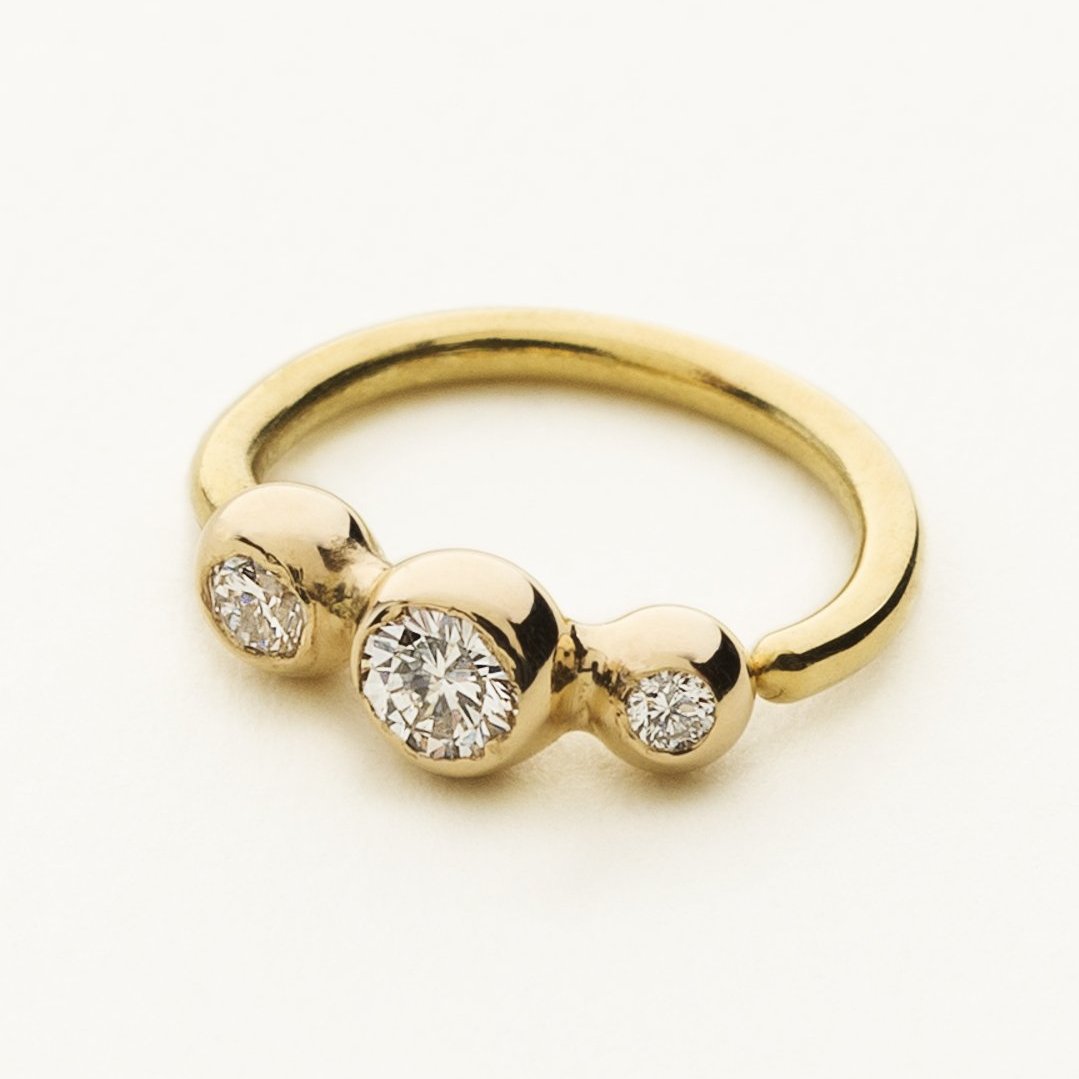 MINI HOOP - 18 karat guld med tre diamanter