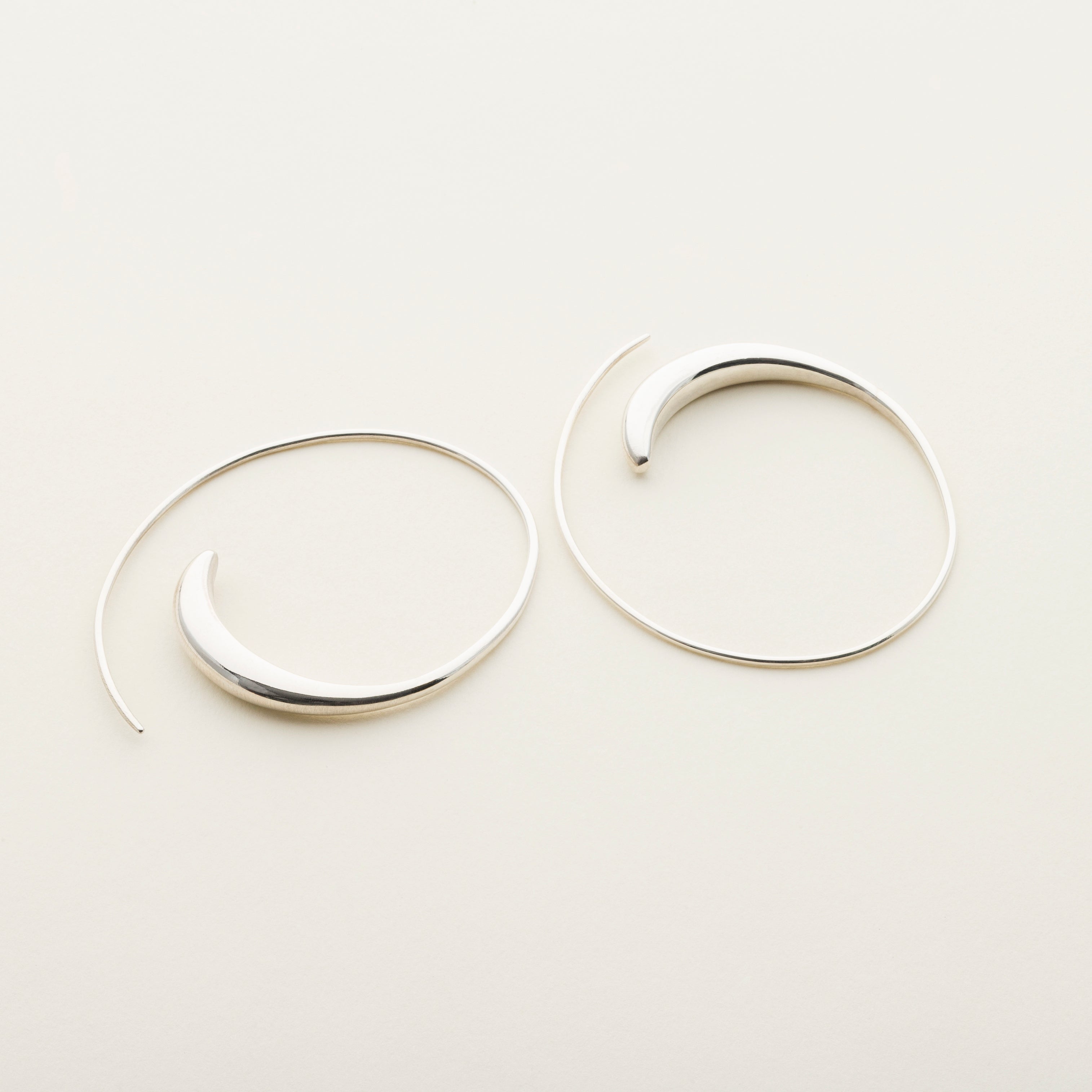 STORE ASYMMETRISKE HOOPS - sølv