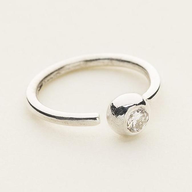MINI HOOP - sølv med én diamant