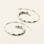 SMÅ FLOW ASYMMETRIC HOOPS - sølv