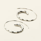 SMÅ FLOW ASYMMETRIC HOOPS - sølv