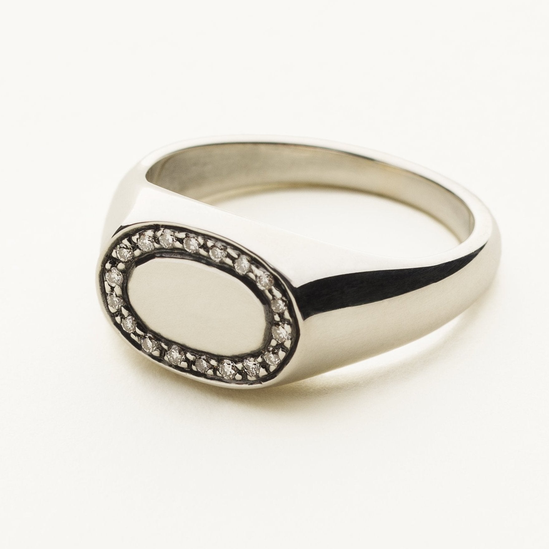 LILLE OVAL SIGNETRING - sølv med diamanter