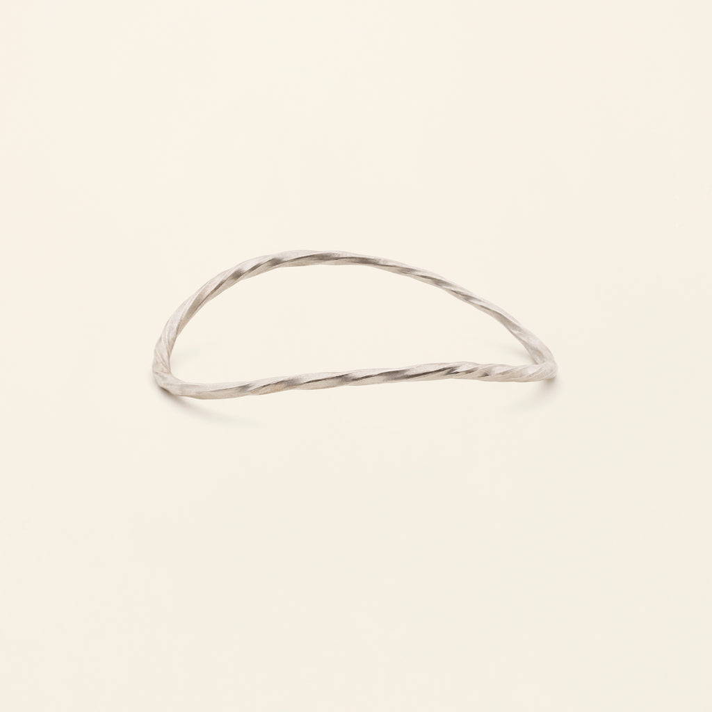 THIN FLOW WAVE BANGLE- silver