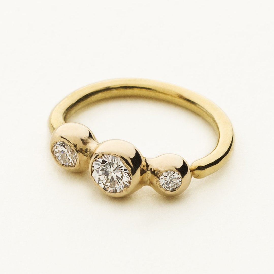 MINI HOOP - 18 karat guld med tre diamanter