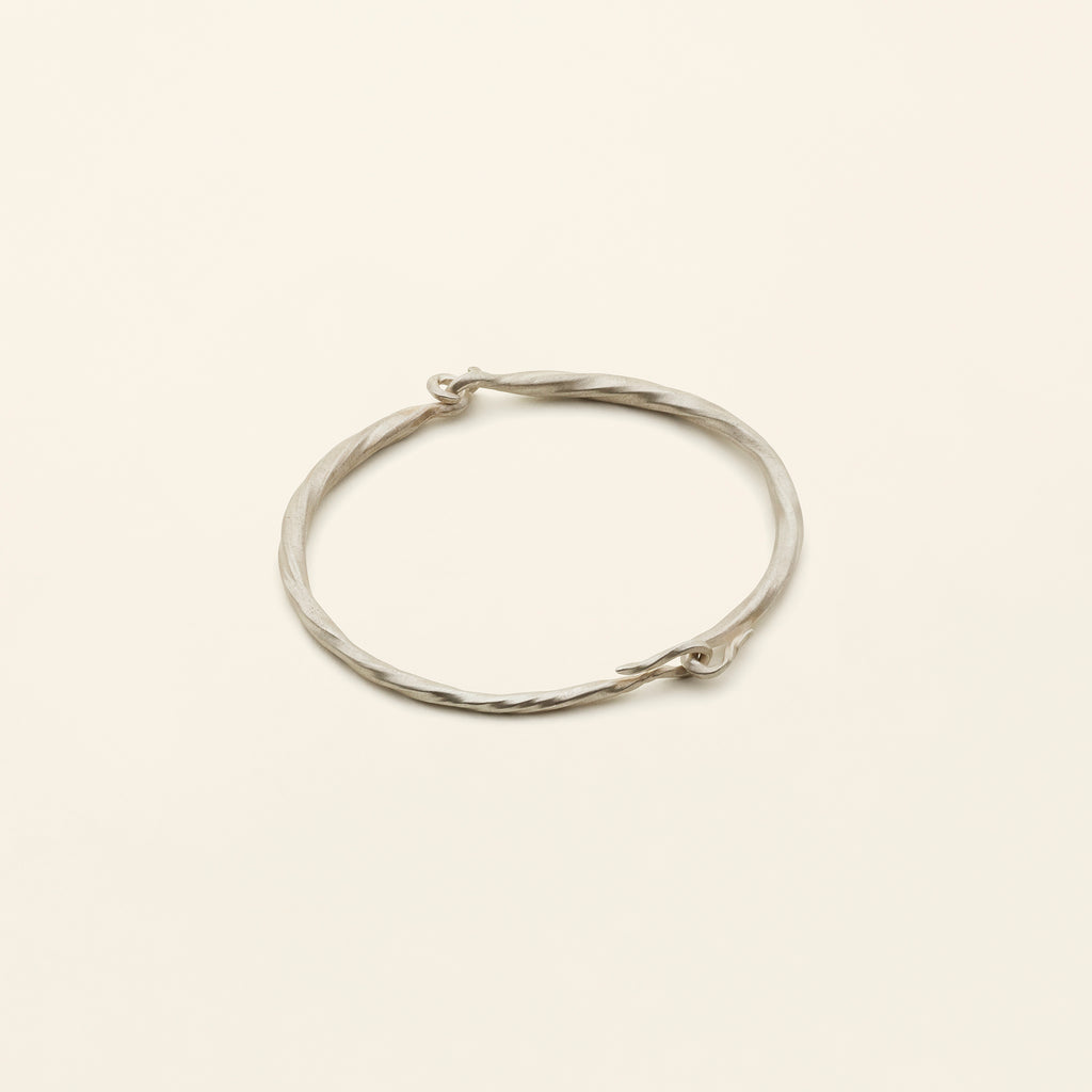 FLOW HOOK BANGLE - silver